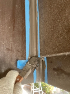 シーリング施工中 (2)